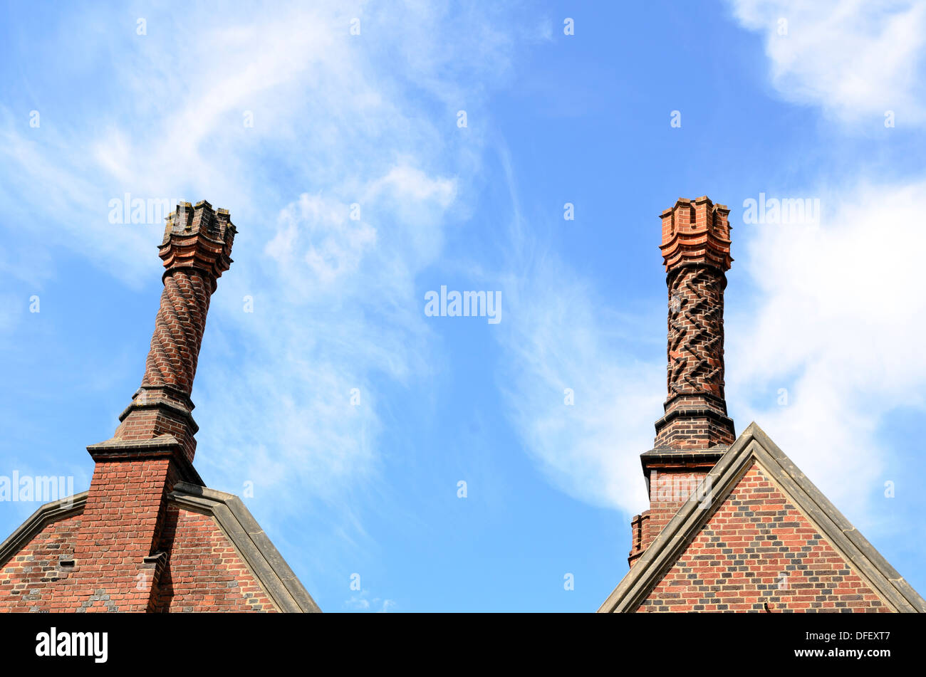 Tudor-Stil Schornsteine in Hampton Court - London, England Stockfoto