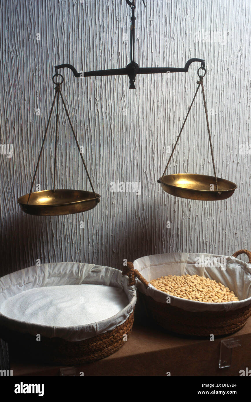 Spanien.  Satz von altmodisch Skalen mit einem Gewicht von Zucker und Mandeln, Marzipan zu machen bereit Stockfoto