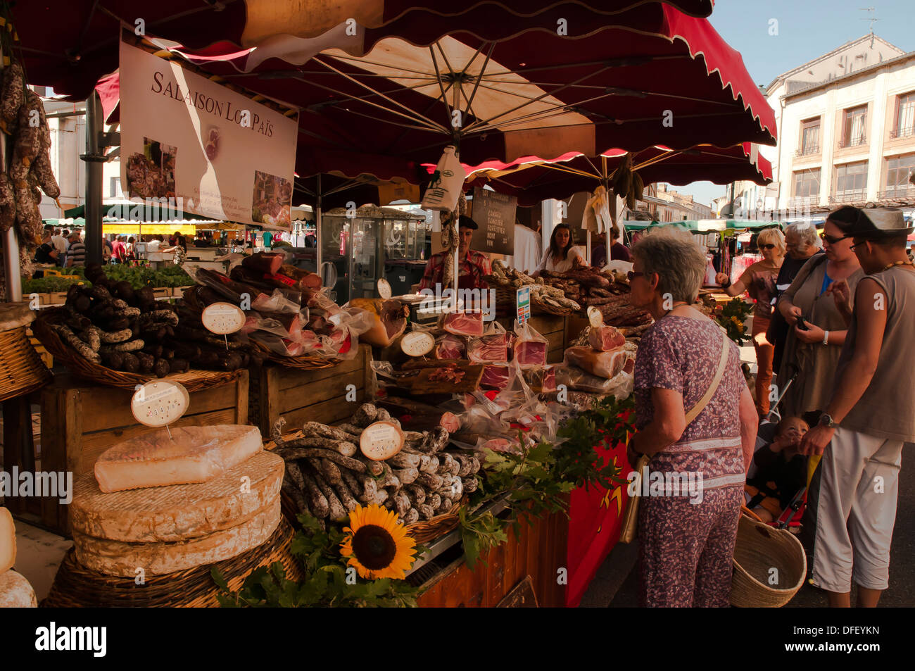 Charcuterie Stall mit Wurst, Wurst und Käse in Hülle und Fülle in Moissac Straßenmarkt, Süd-west Frankreich Stockfoto