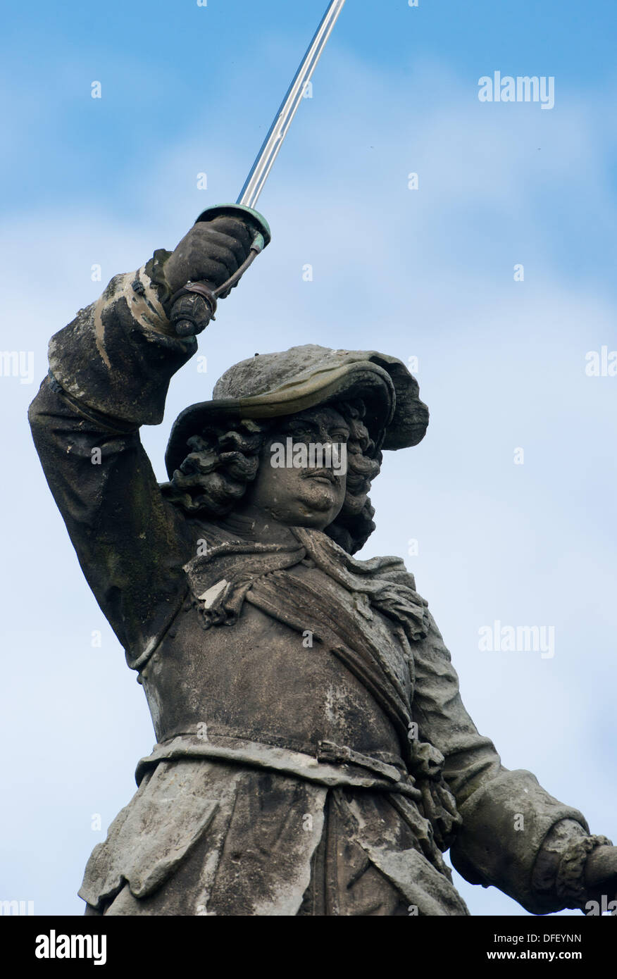 Neukamp, Deutschland. 26. September 2013. Die Statue von der große Kurfürst Frederick William (1620-1688) steht in der Spalte der 22 m hohe Denkmal auf der südlichen Küste von Rügen Insel in Neukamp, Deutschland, 26. September 2013. Die Preußen Spalten Gedenken der zwei Landungen von Brandenburg und späteren preußischen Truppen auf der Insel in den Jahren 1678 und 1715. Foto: STEFAN SAUER/Dpa/Alamy Live News Stockfoto