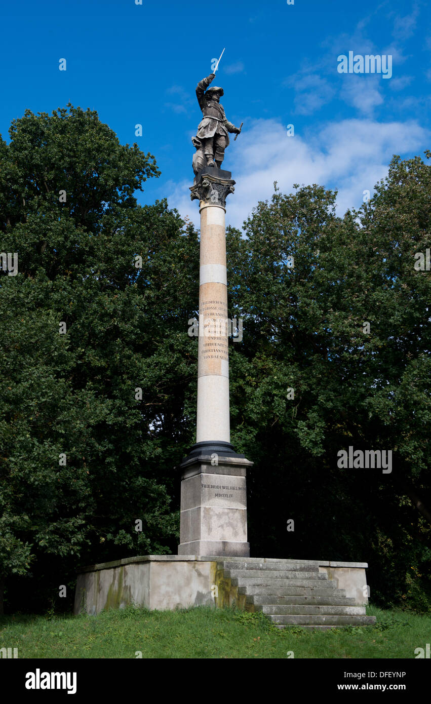 Neukamp, Deutschland. 26. September 2013. Die Statue von der große Kurfürst Frederick William (1620-1688) steht in der Spalte der 22 m hohe Denkmal auf der südlichen Küste von Rügen Insel in Neukamp, Deutschland, 26. September 2013. Die Preußen Spalten Gedenken der zwei Landungen von Brandenburg und späteren preußischen Truppen auf der Insel in den Jahren 1678 und 1715. Foto: STEFAN SAUER/Dpa/Alamy Live News Stockfoto