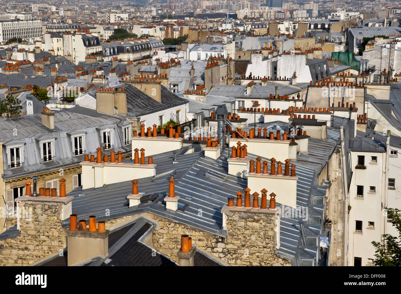 Paris, Frankreich.  Blick, Blick über die Dächer und Schornstein Tops von Montmartre. Stockfoto