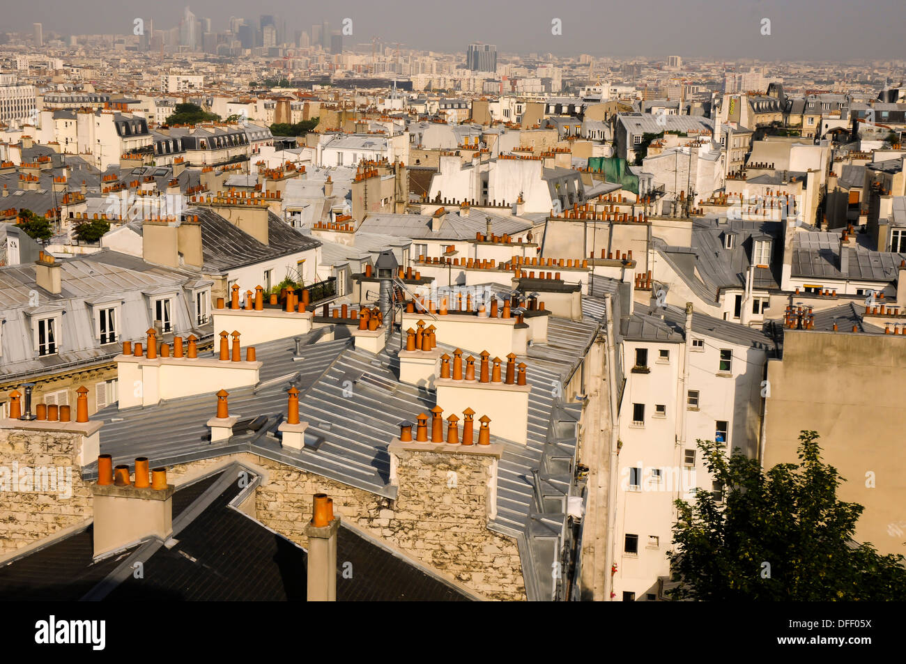 Paris, Frankreich.  Blick, Blick über die Dächer und Schornstein Tops von Montmartre. Stockfoto