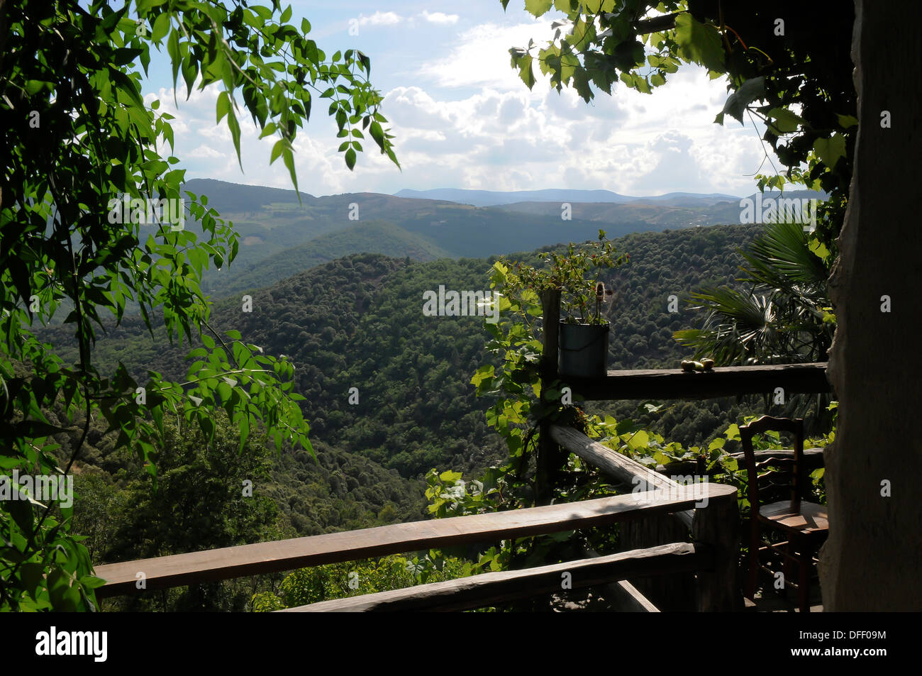 Frankreich.  Blick vom Balkon hoch über den Wäldern und Bergen des Nationalparks der Cevennen in der Lozère. Stockfoto