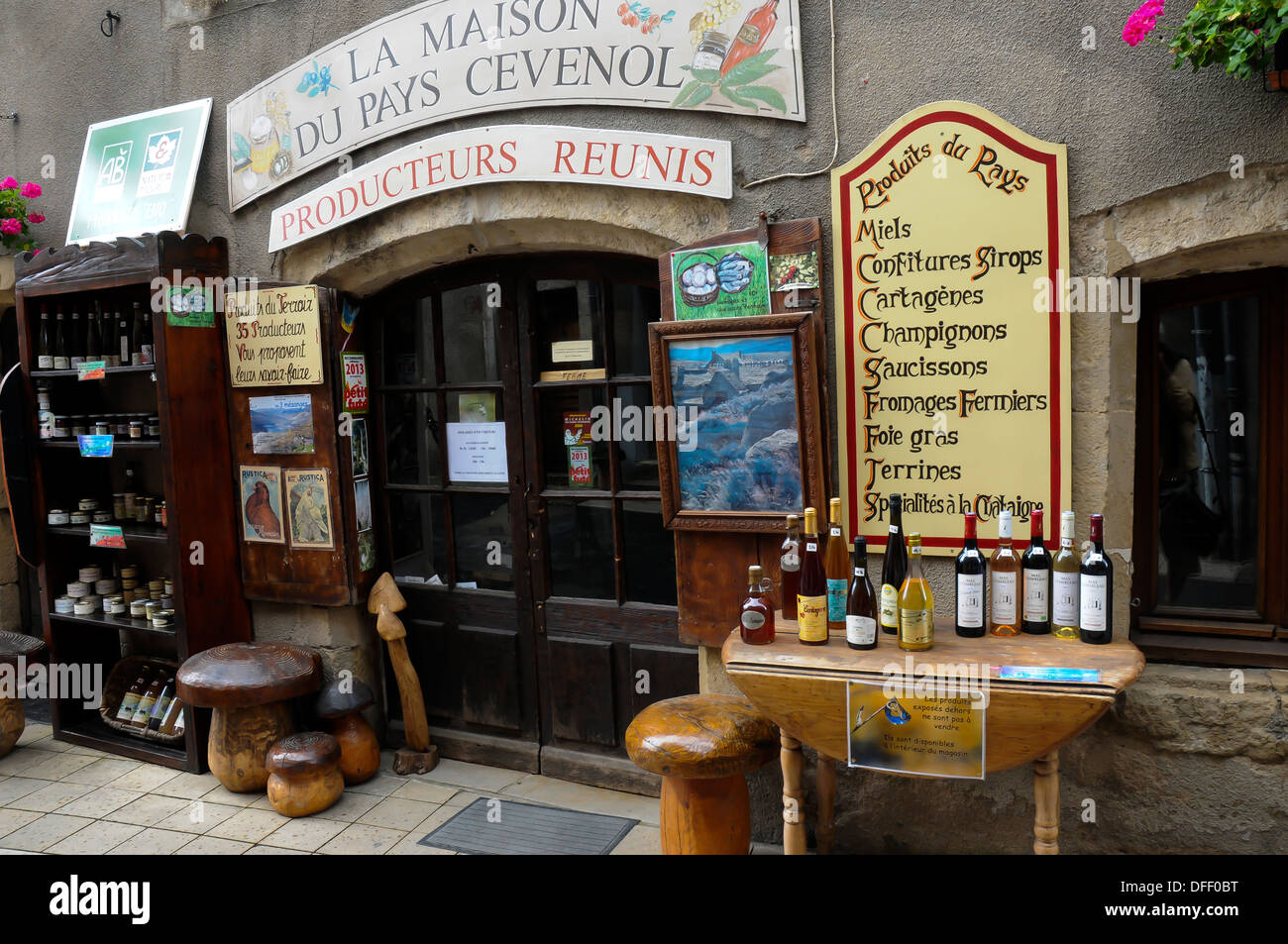 Frankreich.  Attraktives Äußeres eines Ladens in Florac in den Cevennen mit Produkten aus der Region der Cevennen. Stockfoto