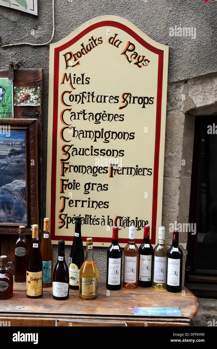 Melden Sie außen-Shop in Florac in den Cevennen, Frankreich, regionale Produkte zum Verkauf und Flaschen Wein aus der Region auf dem Display zeigen. Stockfoto