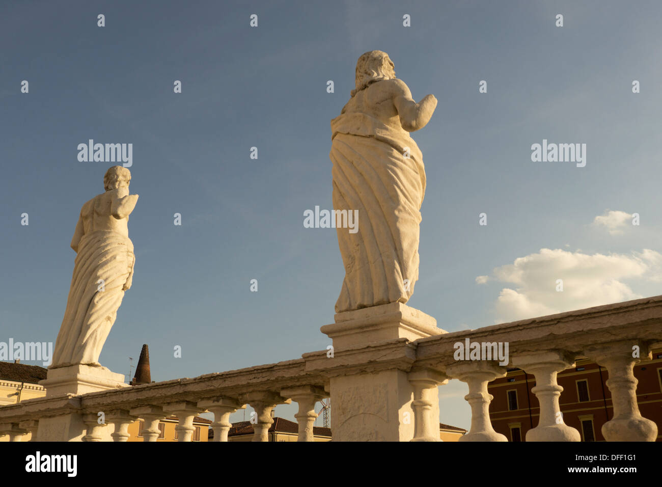 Statuen der weisen in der Mitte einer Stadt Stockfoto