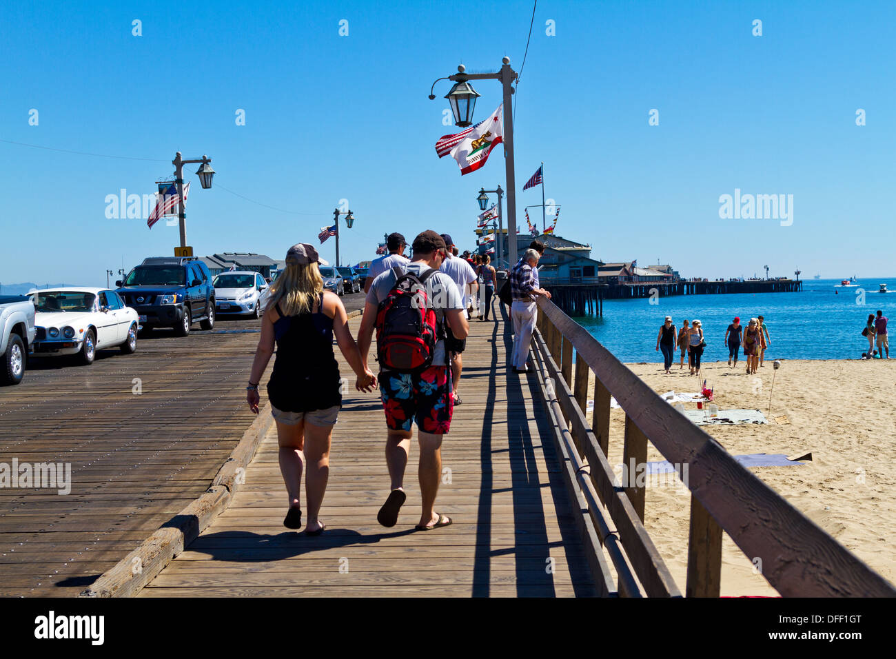 Paar, Hand in Hand und Fuß auf überfüllten Stearn Wharf in Santa Barbara, Kalifornien. Stockfoto