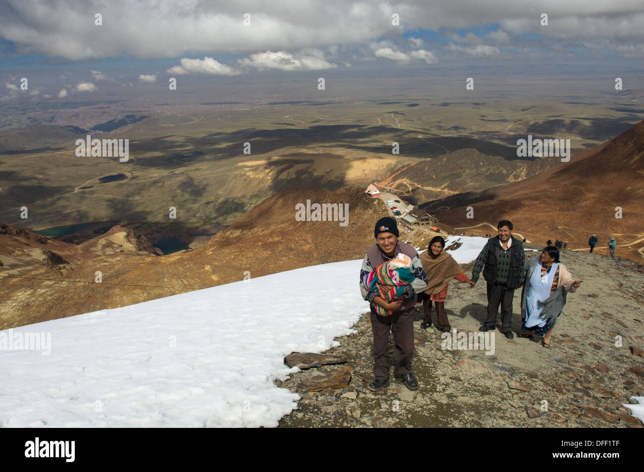 Bolivianische Familie tragen ihre Neugeborenen zum Gipfel des Chacaltaya 5421 Meter (17.785 ft) als eine lokale Tradition zeigt die Reste der Chacaltaya-Gletscher in der Nähe von La Paz, Bolivien Stockfoto