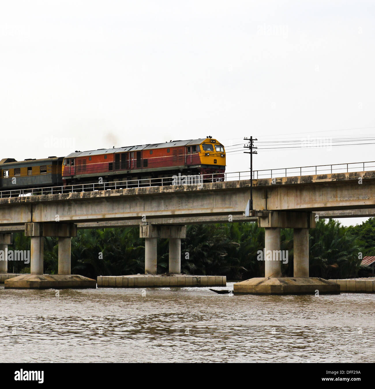 Zug fuhr am Brücke über den Fluss Stockfoto