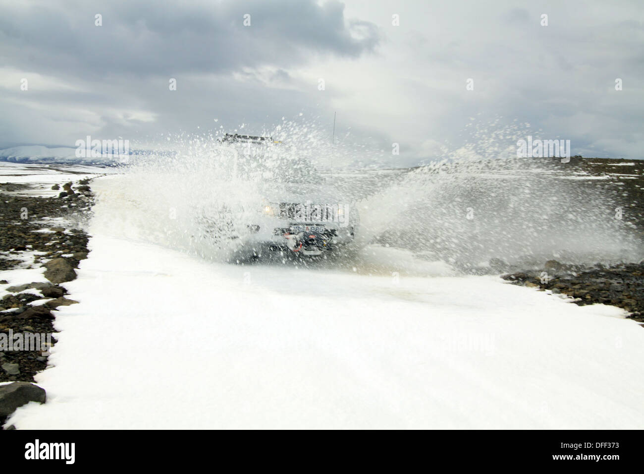 Stark modifizierte Toyota Landcruiser fahren auf Schnee in Island Stockfoto