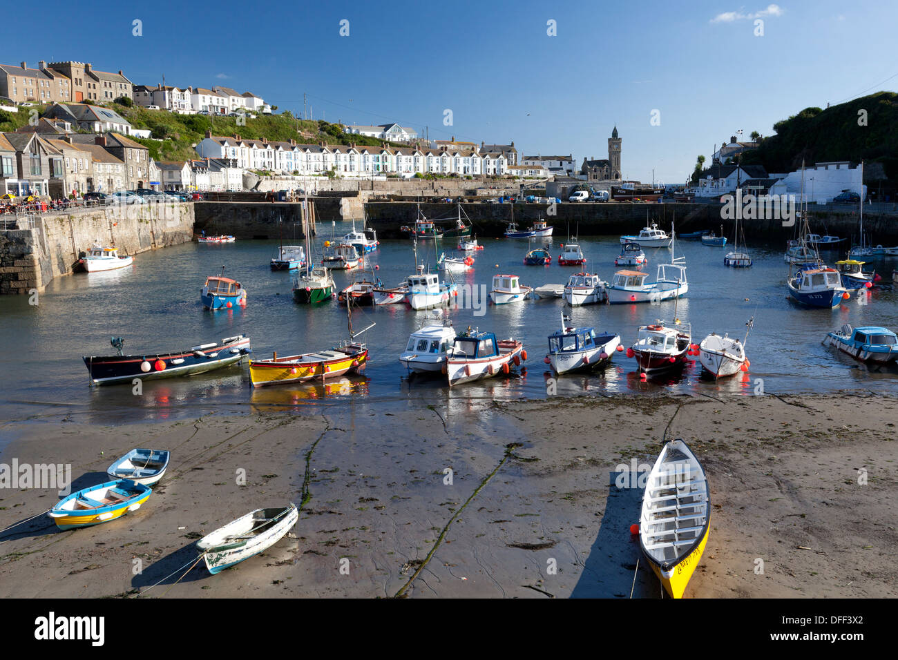 Blick auf den Hafen voller Boote, Hafendamm, Cornwall Stockfoto
