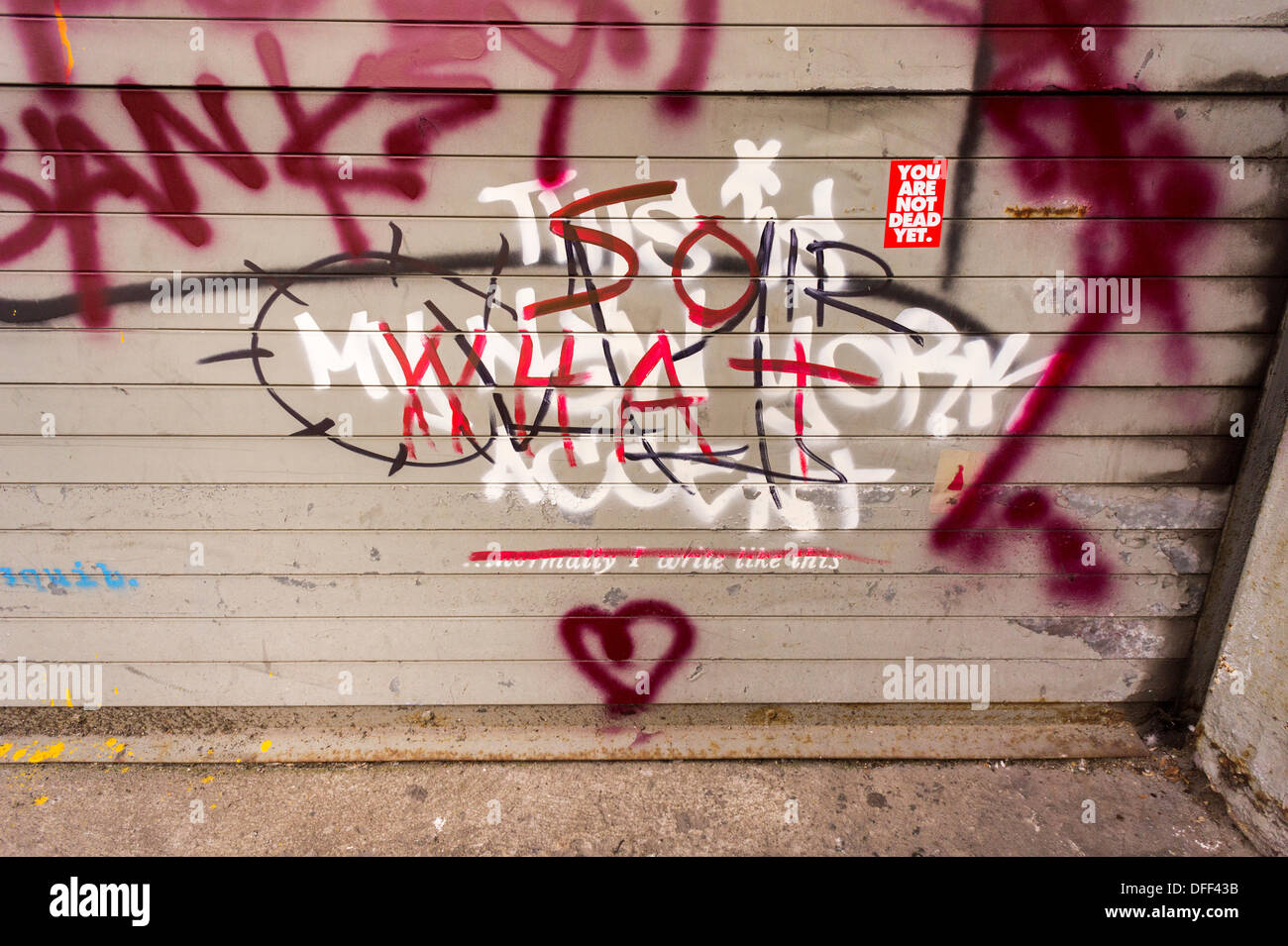 Zweite Tranche der Banksy-Graffiti-Kunst auf einer Rolle Tor im New Yorker Stadtteil Chelsea auf Donnerstag, 3. Oktober 2013, gemalt auf Mittwoch und bereits verwüstet. 'Das ist mein New York Akzent' Kunstwerk entstand durch die schwer fassbare Streetart-Künstler, die Werke in der Stadt, jeweils erstellen werden Tag, im Laufe des Monats Oktober. Die Schablonen sind begleitet von eine satirische aufgezeichnete Nachricht ein Museumsrundgang, die Sie hören können telefonisch unter der Nummer 1-800-656-4271 gefolgt von # und die Anzahl von Kunstwerken zu parodieren.  (© Richard B. Levine) Stockfoto