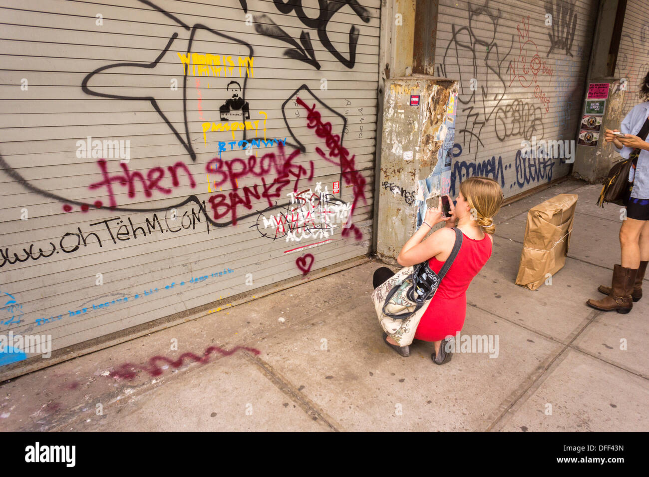 Zweite Tranche der Banksy-Graffiti-Kunst auf einer Rolle Tor im New Yorker Stadtteil Chelsea auf Donnerstag, 3. Oktober 2013, gemalt auf Mittwoch und bereits verwüstet. 'Das ist mein New York Akzent' Kunstwerk entstand durch die schwer fassbare Streetart-Künstler, die Werke in der Stadt, jeweils erstellen werden Tag, im Laufe des Monats Oktober. Die Schablonen sind begleitet von eine satirische aufgezeichnete Nachricht ein Museumsrundgang, die Sie hören können telefonisch unter der Nummer 1-800-656-4271 gefolgt von # und die Anzahl von Kunstwerken zu parodieren.  (© Richard B. Levine) Stockfoto