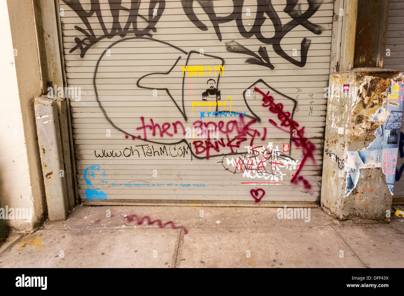 Zweite Tranche der Banksy-Graffiti-Kunst auf einer Rolle Tor im New Yorker Stadtteil Chelsea auf Donnerstag, 3. Oktober 2013, gemalt auf Mittwoch und bereits verwüstet. 'Das ist mein New York Akzent' Kunstwerk entstand durch die schwer fassbare Streetart-Künstler, die Werke in der Stadt, jeweils erstellen werden Tag, im Laufe des Monats Oktober. Die Schablonen sind begleitet von eine satirische aufgezeichnete Nachricht ein Museumsrundgang, die Sie hören können telefonisch unter der Nummer 1-800-656-4271 gefolgt von # und die Anzahl von Kunstwerken zu parodieren.  (© Richard B. Levine) Stockfoto