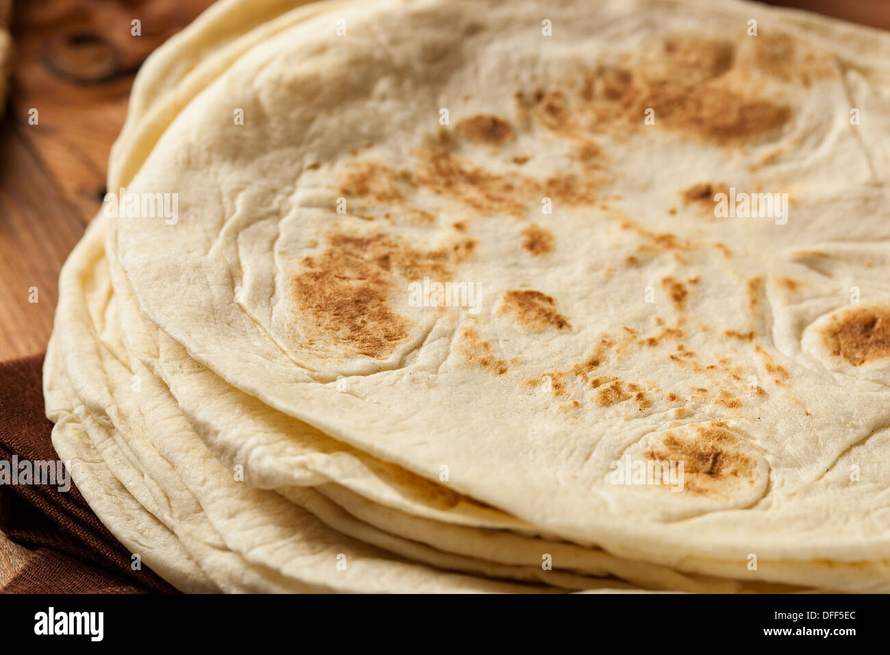 Stapel von hausgemachten Vollkorn Mehltortillas Stockfoto