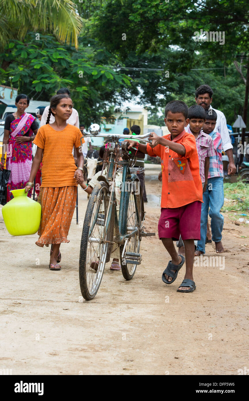Indianerjunge schob ein Fahrrad in einem indischen Dorf. Andhra Pradesh, Indien Stockfoto
