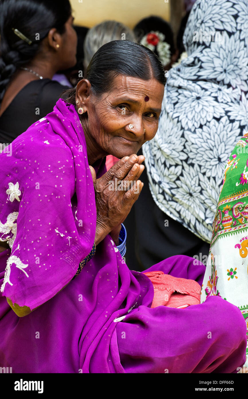Alte indische Frau wartet am Klinikum mobile aufsuchende Sri Sathya Sai Baba. Andhra Pradesh, Indien Stockfoto