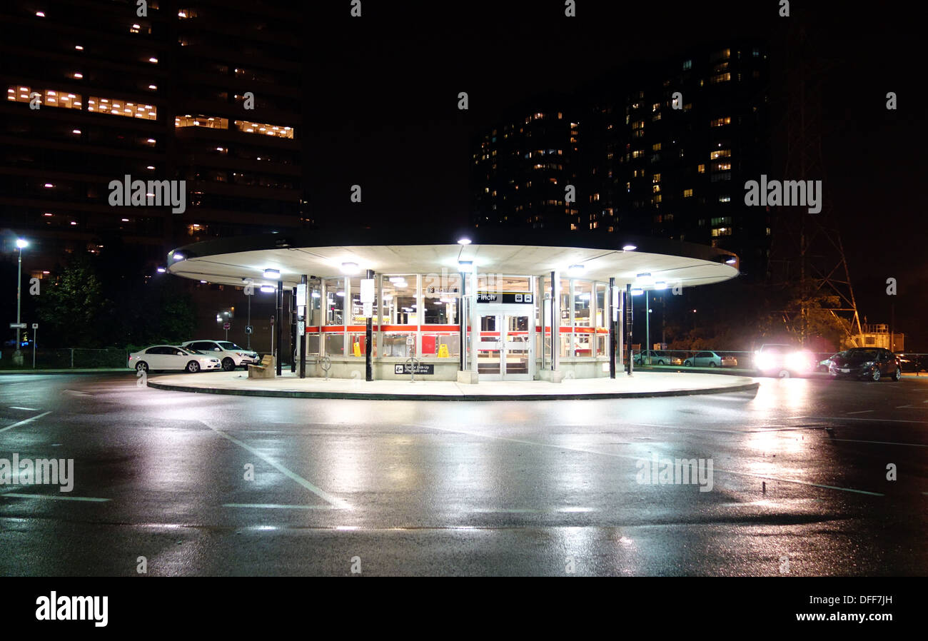Externen Nachtansicht von einer u-Bahn-Station in Toronto, Kanada Stockfoto