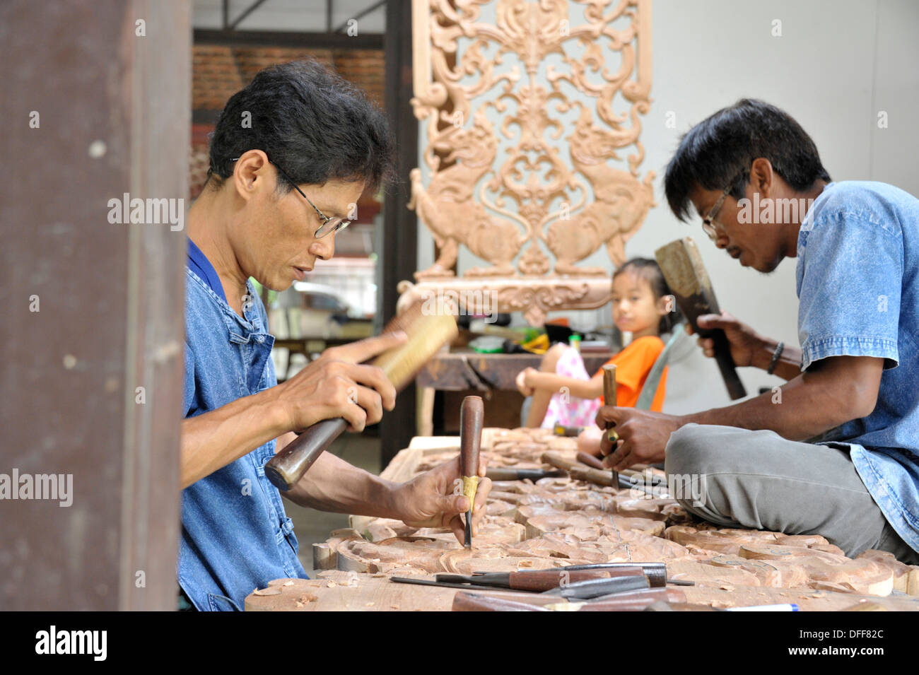 Carving Workshop, alten Siam, eine Attraktion eröffnet im Jahre 1963, thailändische Architektur und religiöses Erbe zu präsentieren. Stockfoto