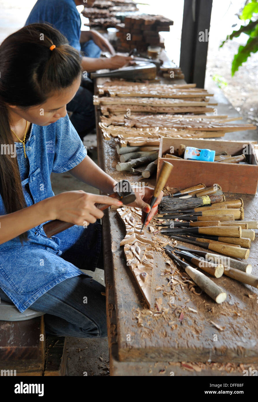 Carving Workshop, alten Siam, eine Attraktion eröffnet im Jahre 1963, thailändische Architektur und religiöses Erbe zu präsentieren. Stockfoto