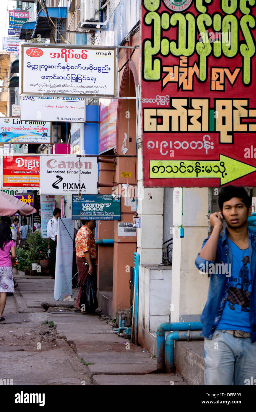 Junger Mann an Einkaufsstraße in modernen Yangon Stockfoto