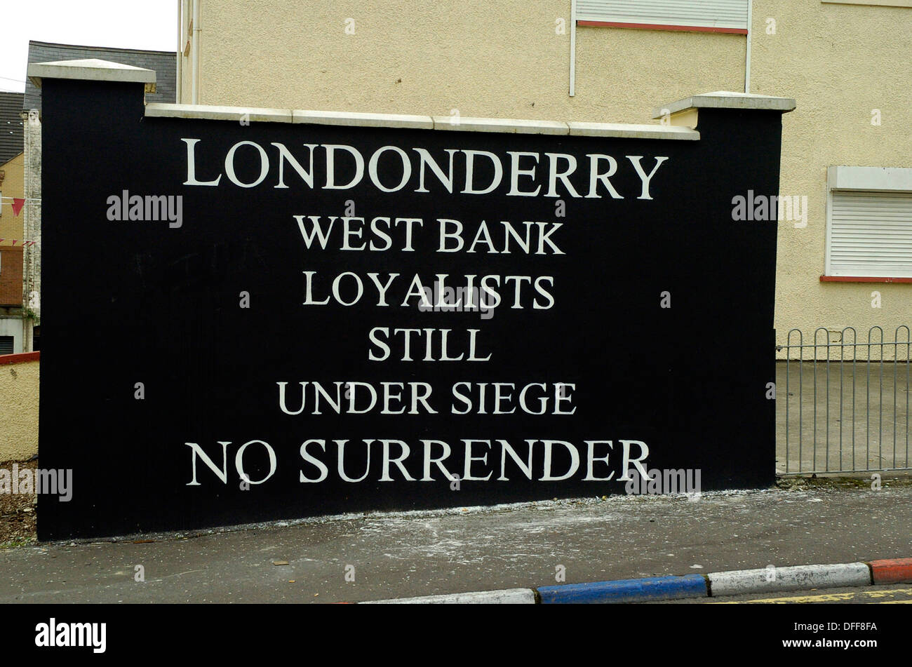 Loyalist Wandbild in der protestantischen Brunnen Estate, Derry, Londonderry, Nordirland. Stockfoto