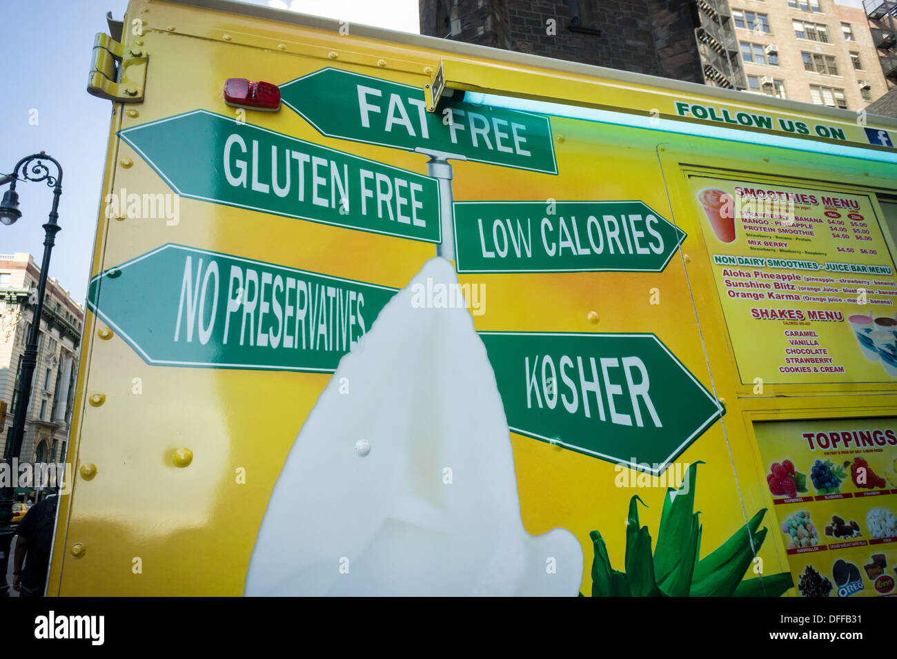 Ein gefrorenen Joghurt LKW preist die Vorzüge ihres Produktes auf der Außenseite des LKW in New York Stockfoto