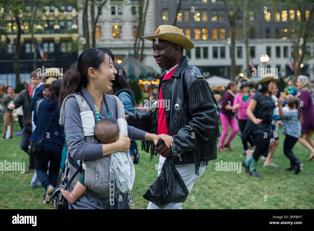 Hunderte von New Yorker und Besucher Tanz einen Sturm im Bryant Park in New York Stockfoto