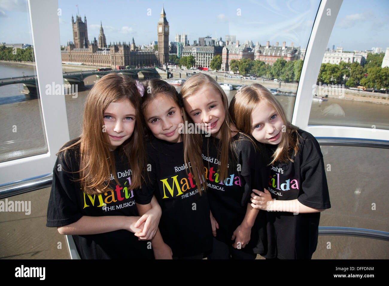 Die vier jungen Schauspielerinnen spielen die Rolle der Matilda in der Roald Dahl musical in London. Stockfoto