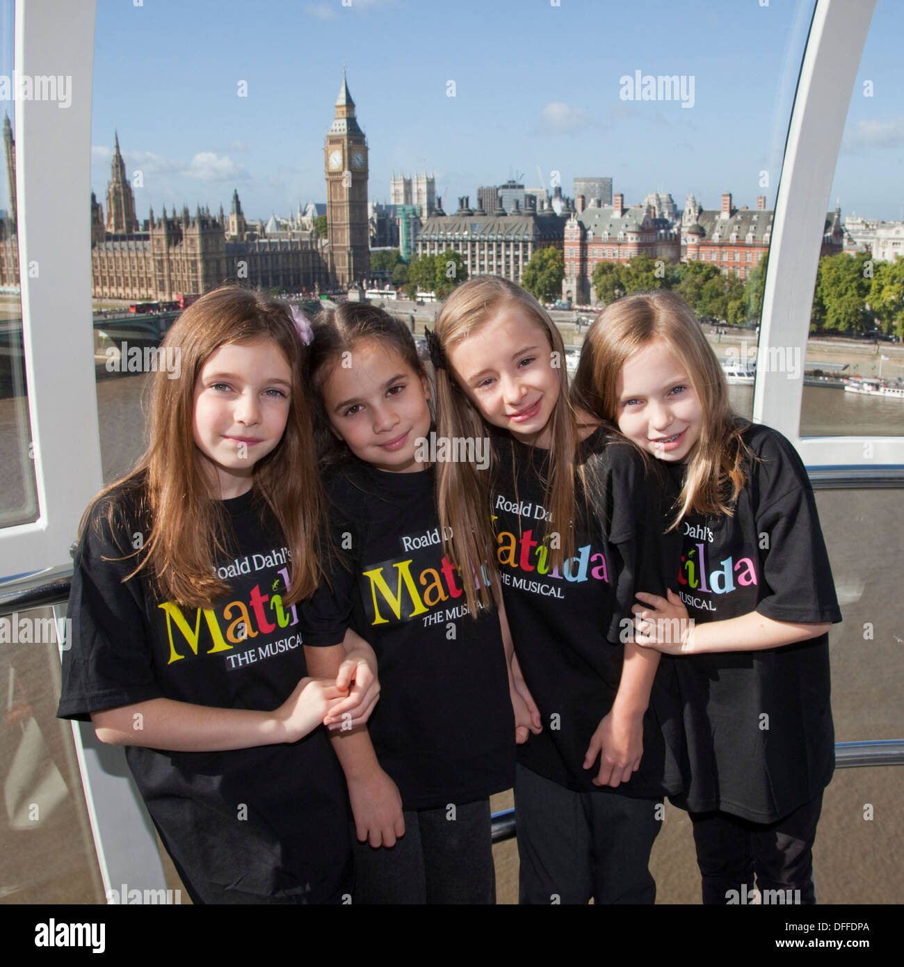 Die vier jungen Schauspielerinnen spielen die Rolle der Matilda in der Roald Dahl musical in London. Stockfoto