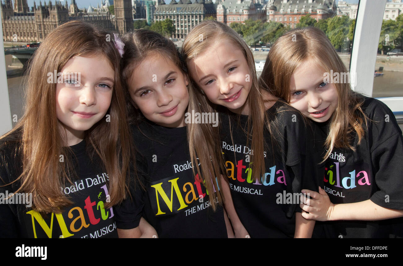Junge Schauspielerinnen spielen die Rolle der Matilda in der Roald Dahl musical in London. Stockfoto
