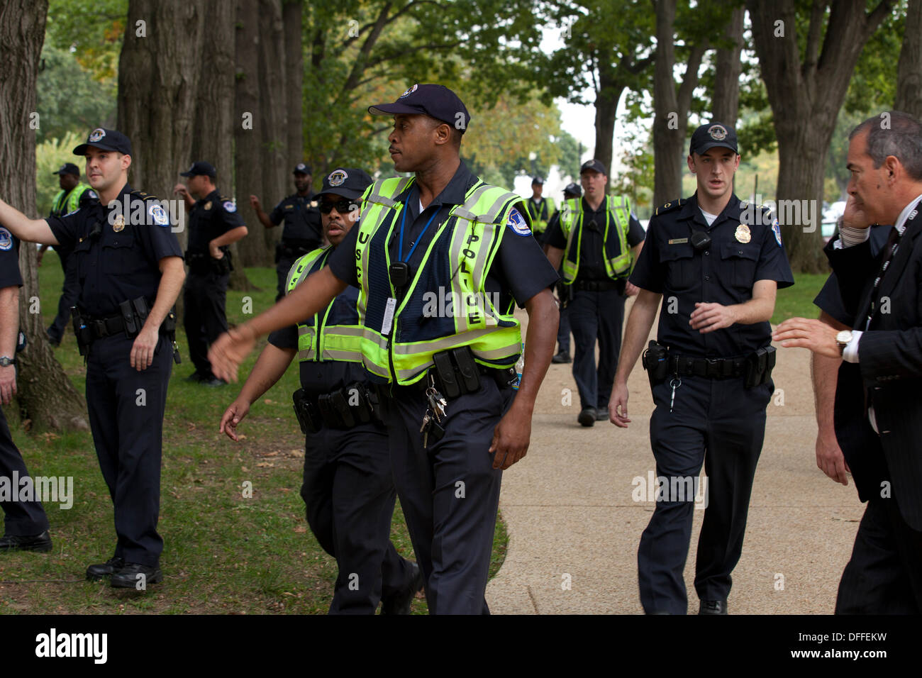 Washington, DC, USA. 3. Oktober 2013: US-Geheimdienst und Polizei Capitol jagen eine Frau, die versucht zu Sicherheits-Tor im Weißen Haus mit ihrem Auto zu rammen.  Eine Verfolgungsjagd erfolgt aus dem weißen Haus, dem US Capitol Gebäude.  Die Jagd endet bei einem Crash, Schüsse von Capitol Police.  Die Frau-Fahrer bestätigt tot, Capitol Polizist verletzt. © B Christopher/Alamy Live-Nachrichten Stockfoto