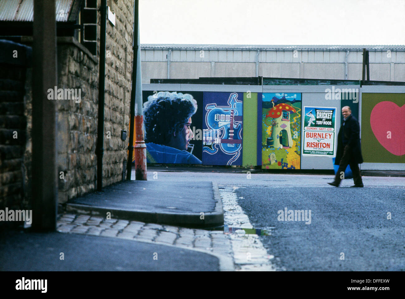 Ansicht der Straßenkunst auf Werbetafeln in der nördlichen Stadt Rochdale Künstlers Walter Kershaw Lancashire England Grossbritannien 1975 KATHY DEWITT Stockfoto