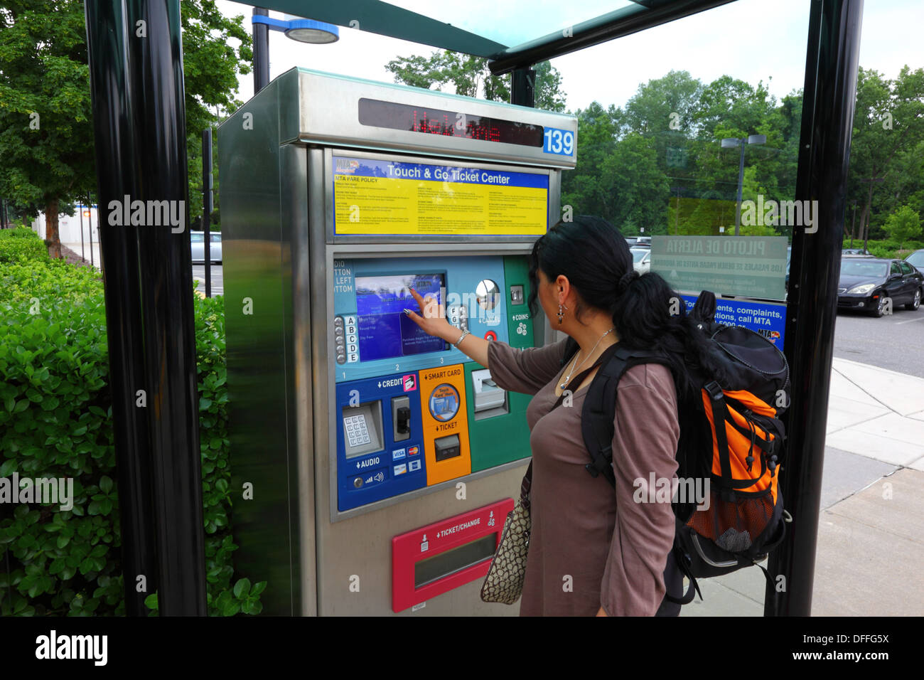 Hispanic Girl, das ein Ticket an einem Automaten mit Touchscreen kauft, Falls Road Light Rail Stop, Baltimore County, Maryland, USA Stockfoto