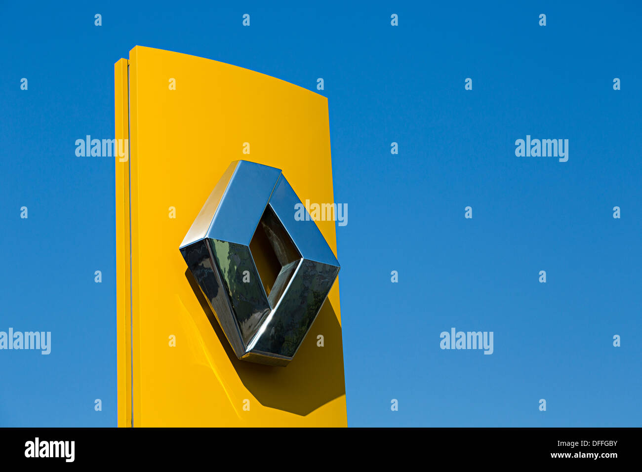 Renault Zeichen auf Garage, Brno, Tschechische Republik Stockfoto