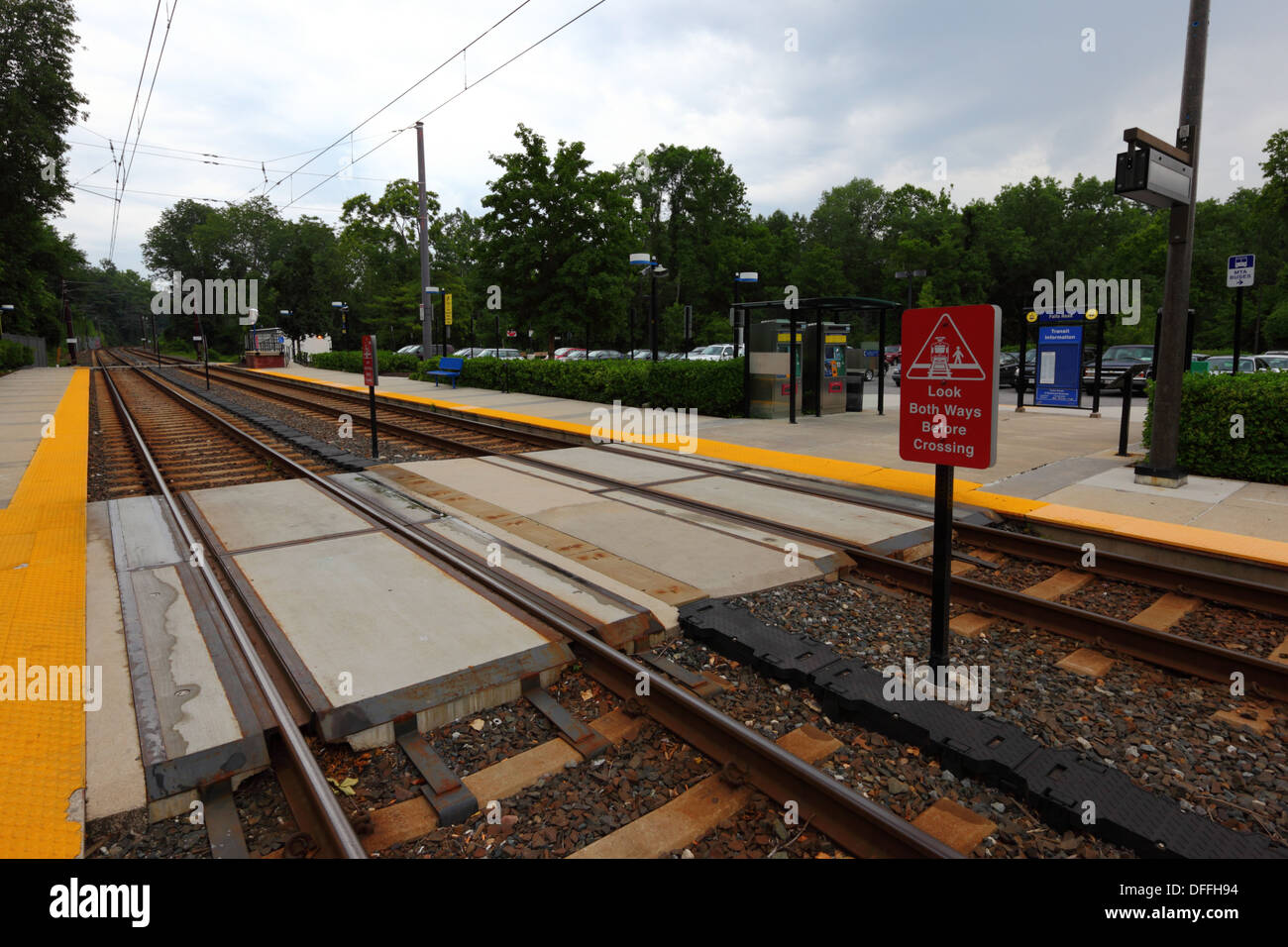 Schauen Sie beide Richtungen vor dem überqueren-Zeichen neben Fußgängerüberweg, fällt Road Stop Light Rail, Baltimore County, Maryland, USA Stockfoto