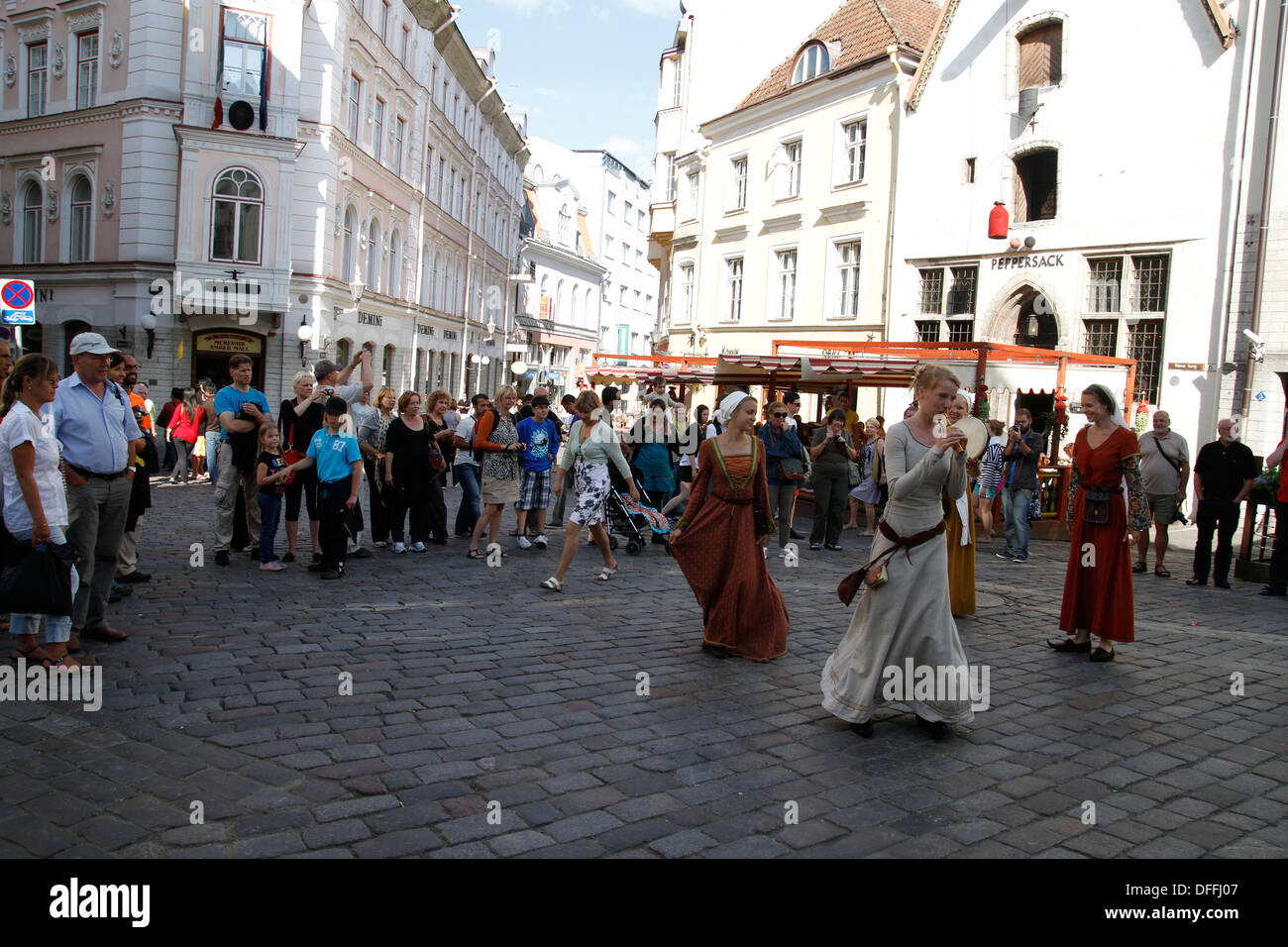 Tänze in das mittelalterliche Stadtzentrum von Tallinn Stockfoto