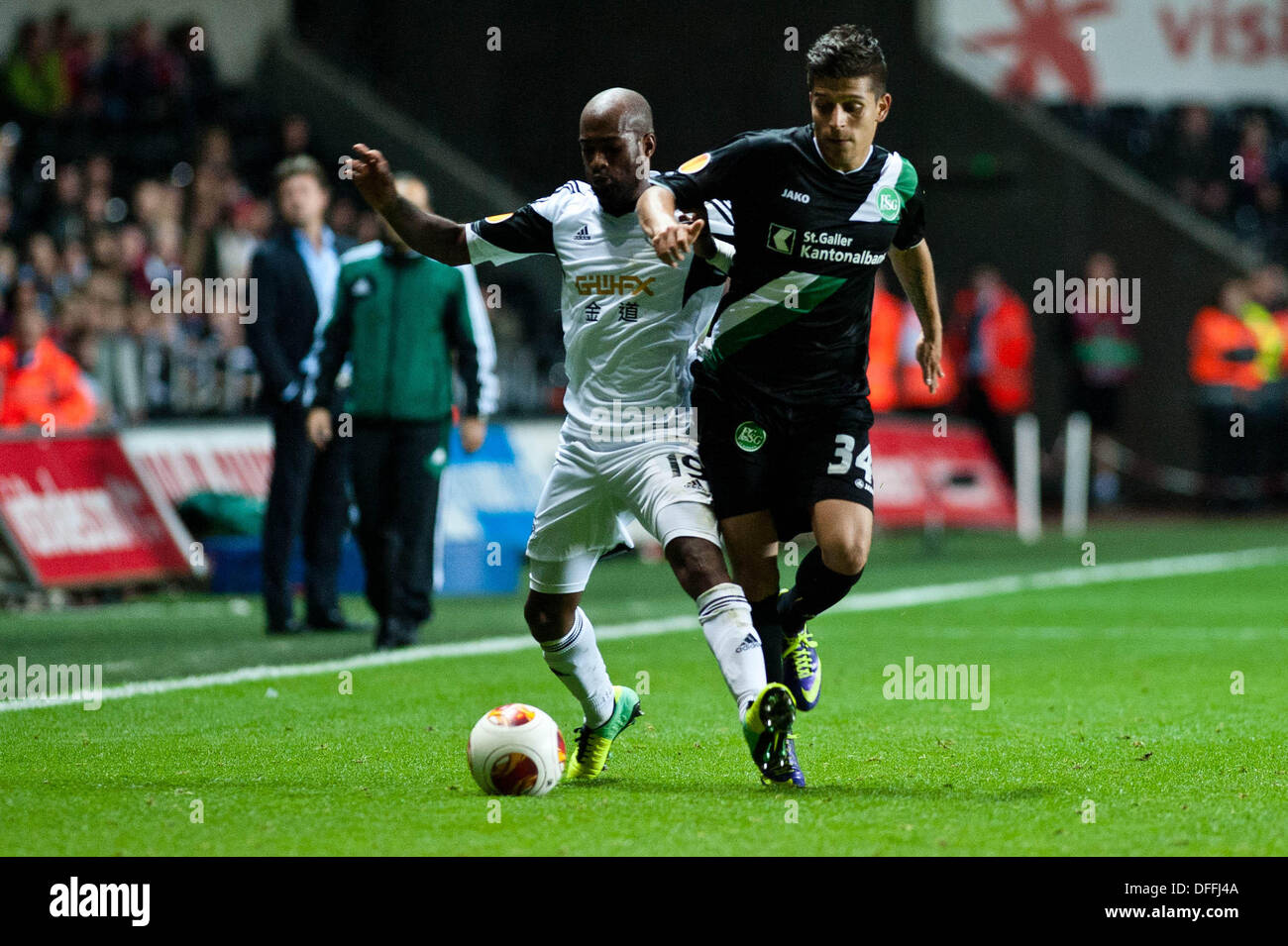 Swansea, Großbritannien. 3. Oktober 2013.   Im Bild: () L-R) Luke Moore von Swansea und Roberto Rodriguez St.Gallen Re: UEFA Europa League, Swansea City FC Vs FC St. Gallen, an der Liberty Staduim Swansea Kredit: D Legakis/Alamy Live News Stockfoto