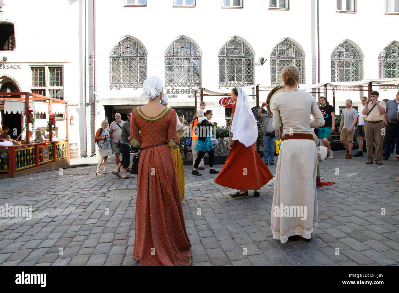 Tänze in das mittelalterliche Stadtzentrum von Tallinn Stockfoto