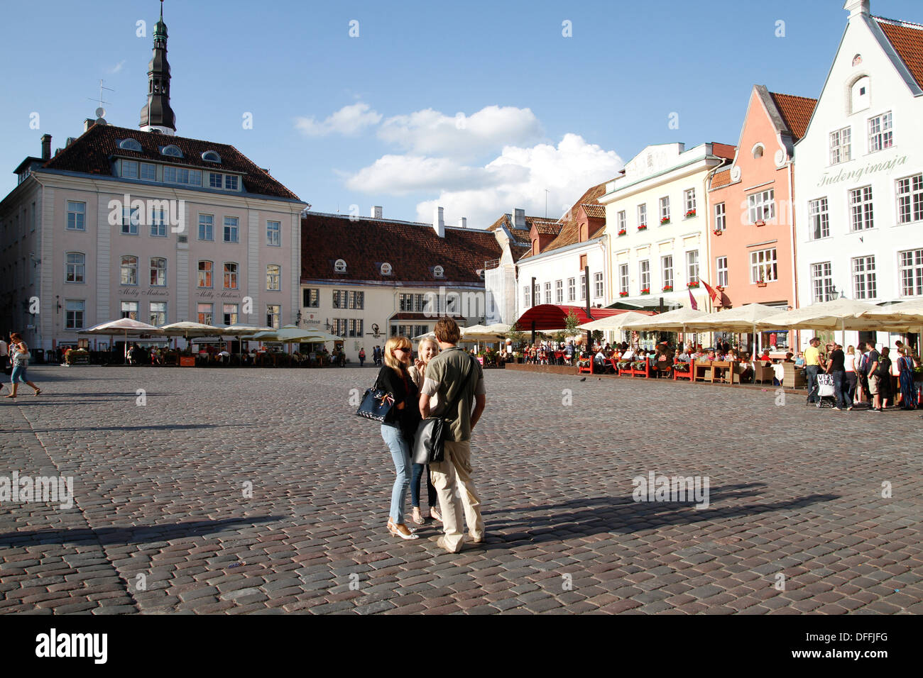 Personen im Gespräch in der schönen Raekoja square Tallin Stockfoto