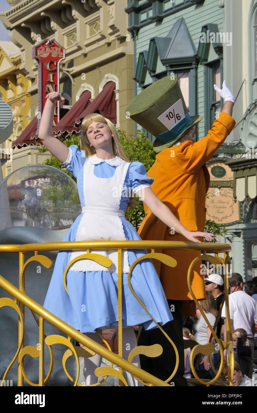 Alice im Wunderland in Parade im Walt Disney Magic Kingdom Theme Park Orlando Florida Central Stockfoto