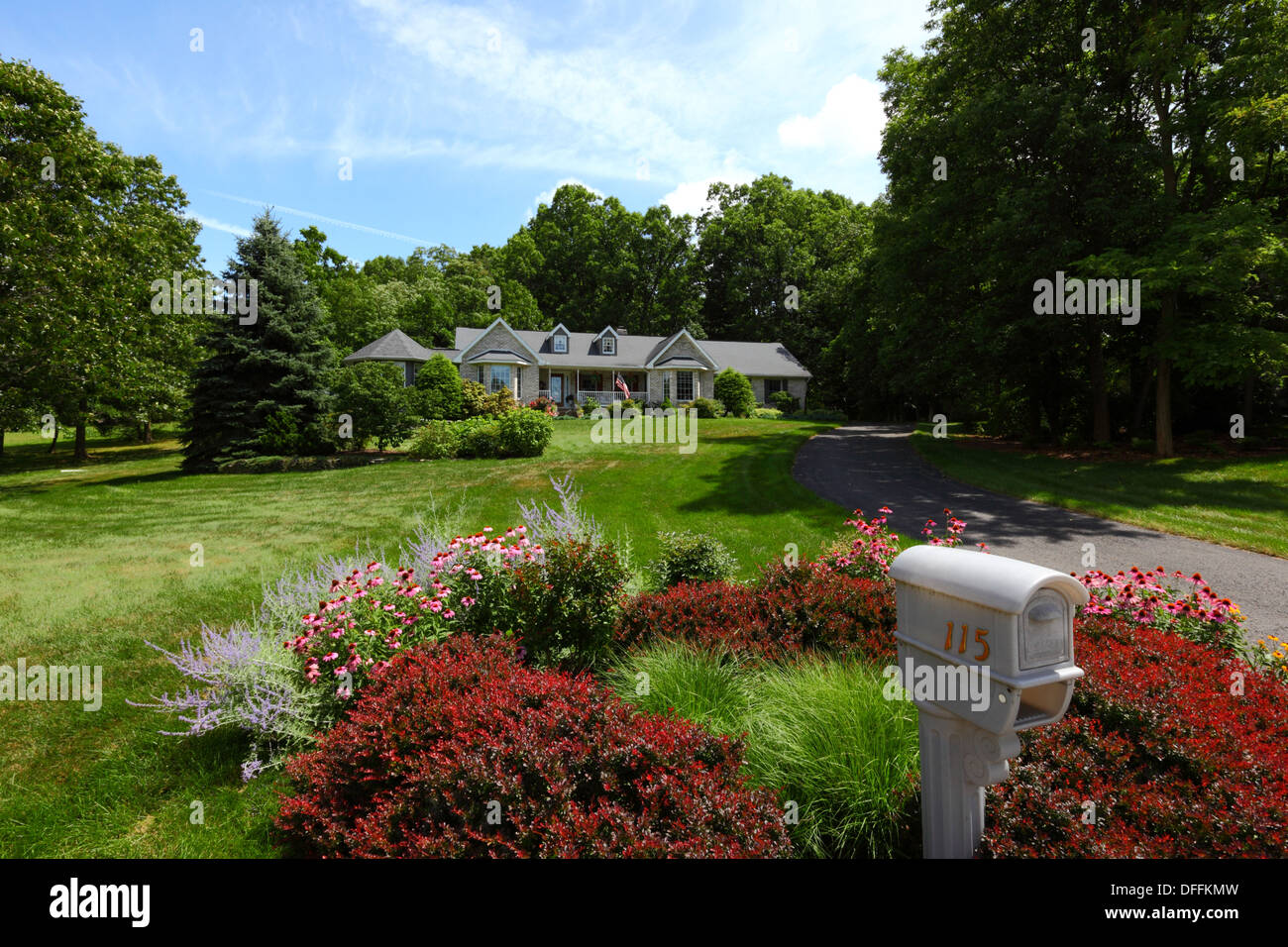 Sommerblumen vor Garten Bungalow in intelligente Wohngegend, Gettysburg, Pennsylvania, Vereinigte Staaten von Amerika Stockfoto