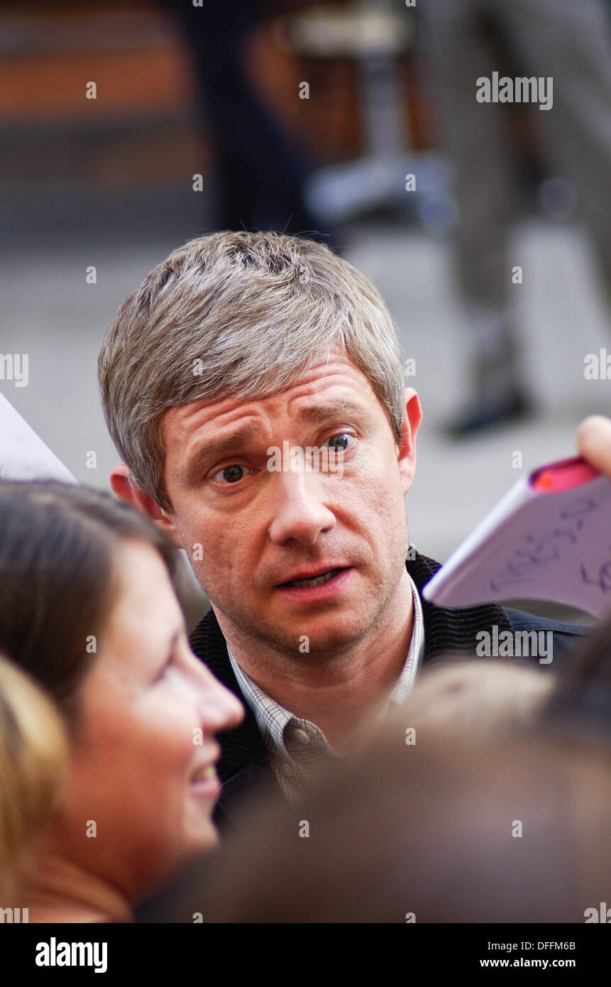 Britischer Schauspieler Martin Freeman Unterzeichnung für Fans während einer Pause in Filmen der Serie 3 von BBC Hit "Sherlock" in London, Vereinigtes Königreich zeigen Stockfoto