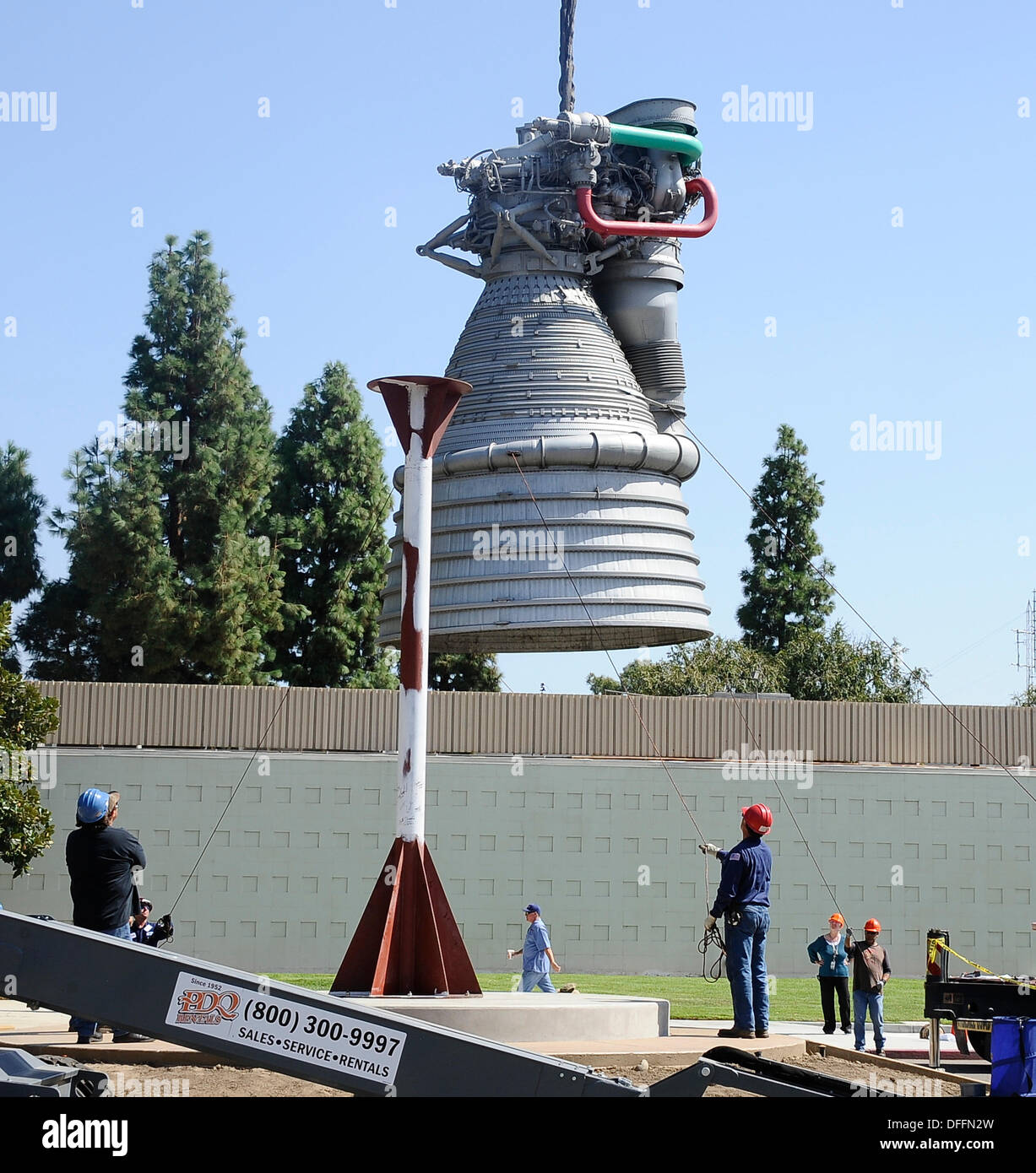 Chatsworth CA, USA. 3. Oktober 2013. Eine Saturn V f-1 Rakete Maschine bewegt sich aus seiner Heimat von fast 35 Jahren, die außen Aerojet Rocketdyne vor der Canoga Avenue Anlage geplant bis Ende des Jahres geschlossen. Der Motor wurde auf seine neue Heimat außerhalb des Unternehmens Einrichtung in Chatsworth CA gehoben. Der Motor wiegt 18.400 Pfund und steht 19 Fuß hoch und mehr als 12 Fuß breit, der Motor geliefert 1,5 Millionen Pfund Schub, die Apollo-Ära Saturn V gestartet. Die Apollo-Ära Saturn V. © gen Blevins/ZUMAPRESS/Alamy Live-Nachrichten Stockfoto