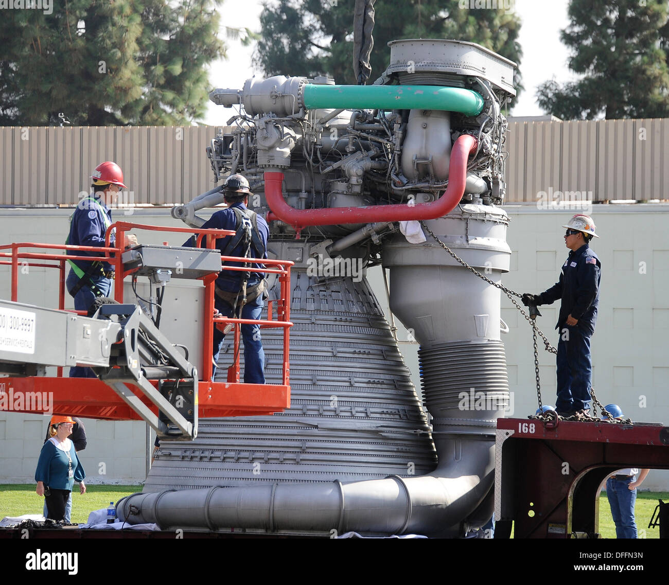 Chatsworth CA, USA. 3. Oktober 2013. Eine Saturn V f-1 Rakete Maschine bewegt sich aus seiner Heimat von fast 35 Jahren, die außen Aerojet Rocketdyne vor der Canoga Avenue Anlage geplant bis Ende des Jahres geschlossen. Der Motor wurde auf seine neue Heimat außerhalb des Unternehmens Einrichtung in Chatsworth CA gehoben. Der Motor wiegt 18.400 Pfund und steht 19 Fuß hoch und mehr als 12 Fuß breit, der Motor geliefert 1,5 Millionen Pfund Schub, die Apollo-Ära Saturn V gestartet. Die Apollo-Ära Saturn V. © gen Blevins/ZUMAPRESS/Alamy Live-Nachrichten Stockfoto