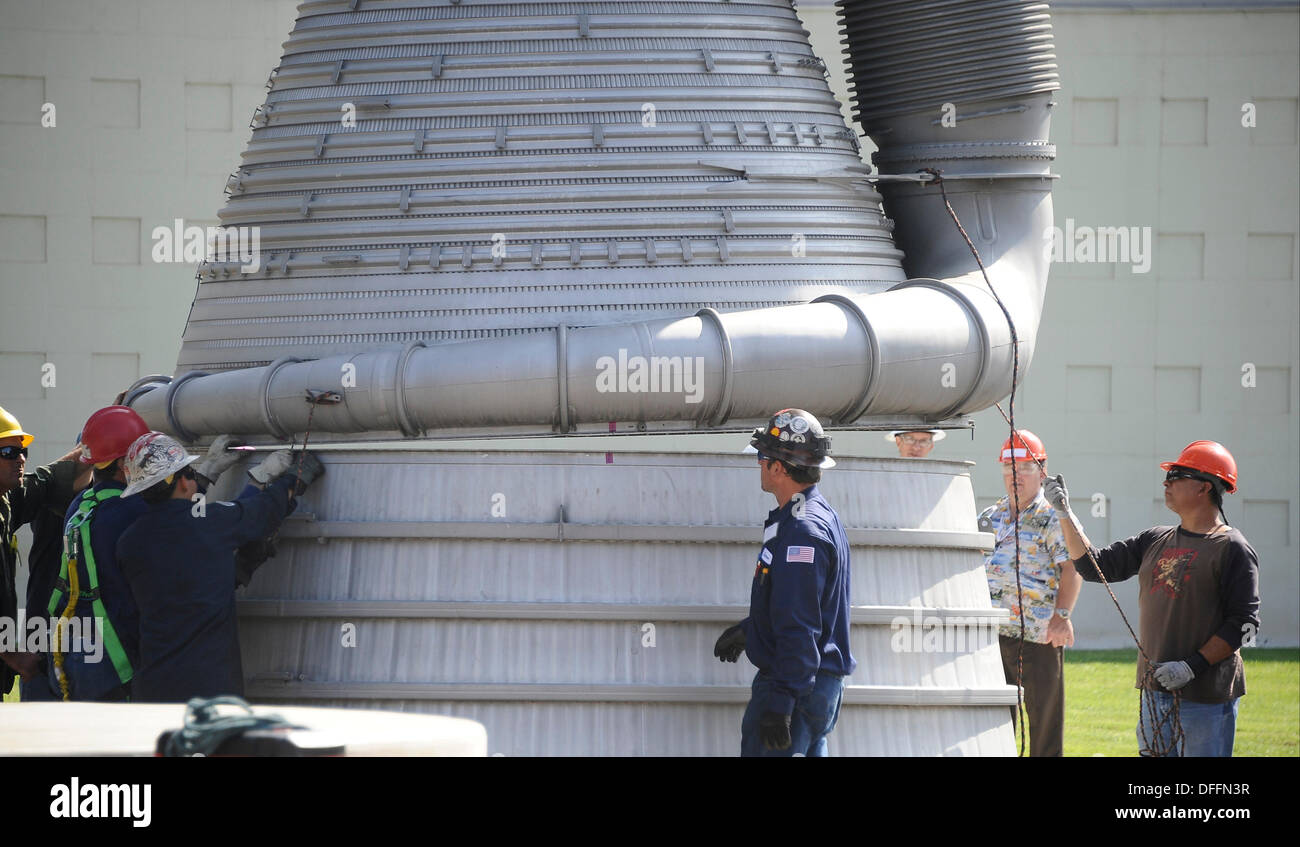 Chatsworth CA, USA. 3. Oktober 2013. Eine Saturn V f-1 Rakete Maschine bewegt sich aus seiner Heimat von fast 35 Jahren, die außen Aerojet Rocketdyne vor der Canoga Avenue Anlage geplant bis Ende des Jahres geschlossen. Der Motor wurde auf seine neue Heimat außerhalb des Unternehmens Einrichtung in Chatsworth CA gehoben. Der Motor wiegt 18.400 Pfund und steht 19 Fuß hoch und mehr als 12 Fuß breit, der Motor geliefert 1,5 Millionen Pfund Schub, die Apollo-Ära Saturn V gestartet. Die Apollo-Ära Saturn V. © gen Blevins/ZUMAPRESS/Alamy Live-Nachrichten Stockfoto