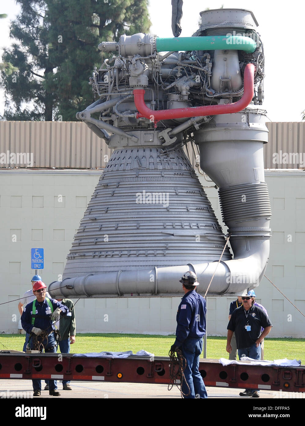 Chatsworth CA, USA. 3. Oktober 2013. Eine Saturn V f-1 Rakete Maschine bewegt sich aus seiner Heimat von fast 35 Jahren, die außen Aerojet Rocketdyne vor der Canoga Avenue Anlage geplant bis Ende des Jahres geschlossen. Der Motor wurde auf seine neue Heimat außerhalb des Unternehmens Einrichtung in Chatsworth CA gehoben. Der Motor wiegt 18.400 Pfund und steht 19 Fuß hoch und mehr als 12 Fuß breit, der Motor geliefert 1,5 Millionen Pfund Schub, die Apollo-Ära Saturn V gestartet. Die Apollo-Ära Saturn V. © gen Blevins/ZUMAPRESS/Alamy Live-Nachrichten Stockfoto