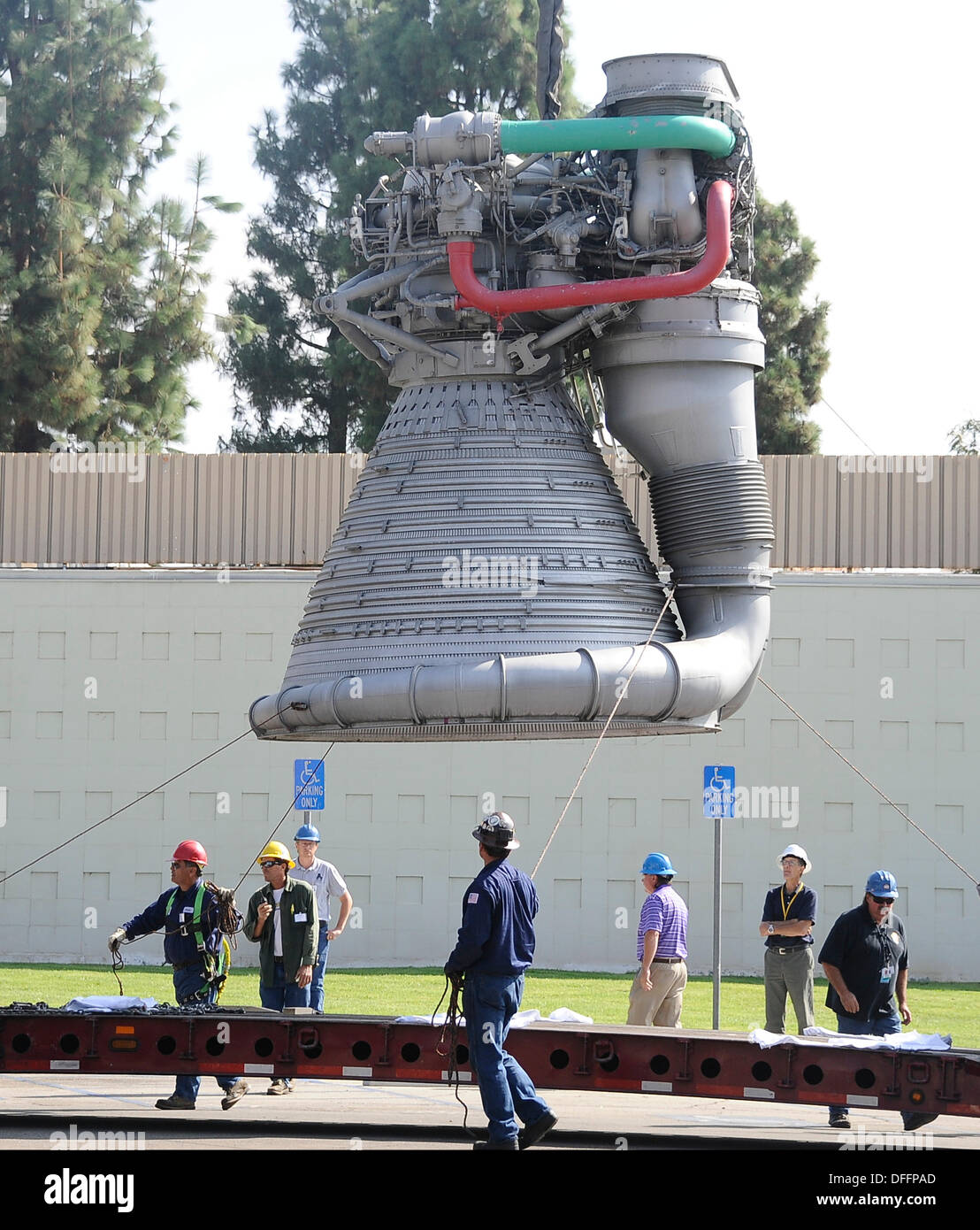Chatsworth CA, USA. 3. Oktober 2013. Eine Saturn V f-1 Rakete Maschine bewegt sich aus seiner Heimat von fast 35 Jahren, die außen Aerojet Rocketdyne vor der Canoga Avenue Anlage geplant bis Ende des Jahres geschlossen. Der Motor wurde auf seine neue Heimat außerhalb des Unternehmens Einrichtung in Chatsworth CA gehoben. Der Motor wiegt 18.400 Pfund und steht 19 Fuß hoch und mehr als 12 Fuß breit, der Motor geliefert 1,5 Millionen Pfund Schub, die Apollo-Ära Saturn V gestartet. Die Apollo-Ära Saturn V. © gen Blevins/ZUMAPRESS/Alamy Live-Nachrichten Stockfoto