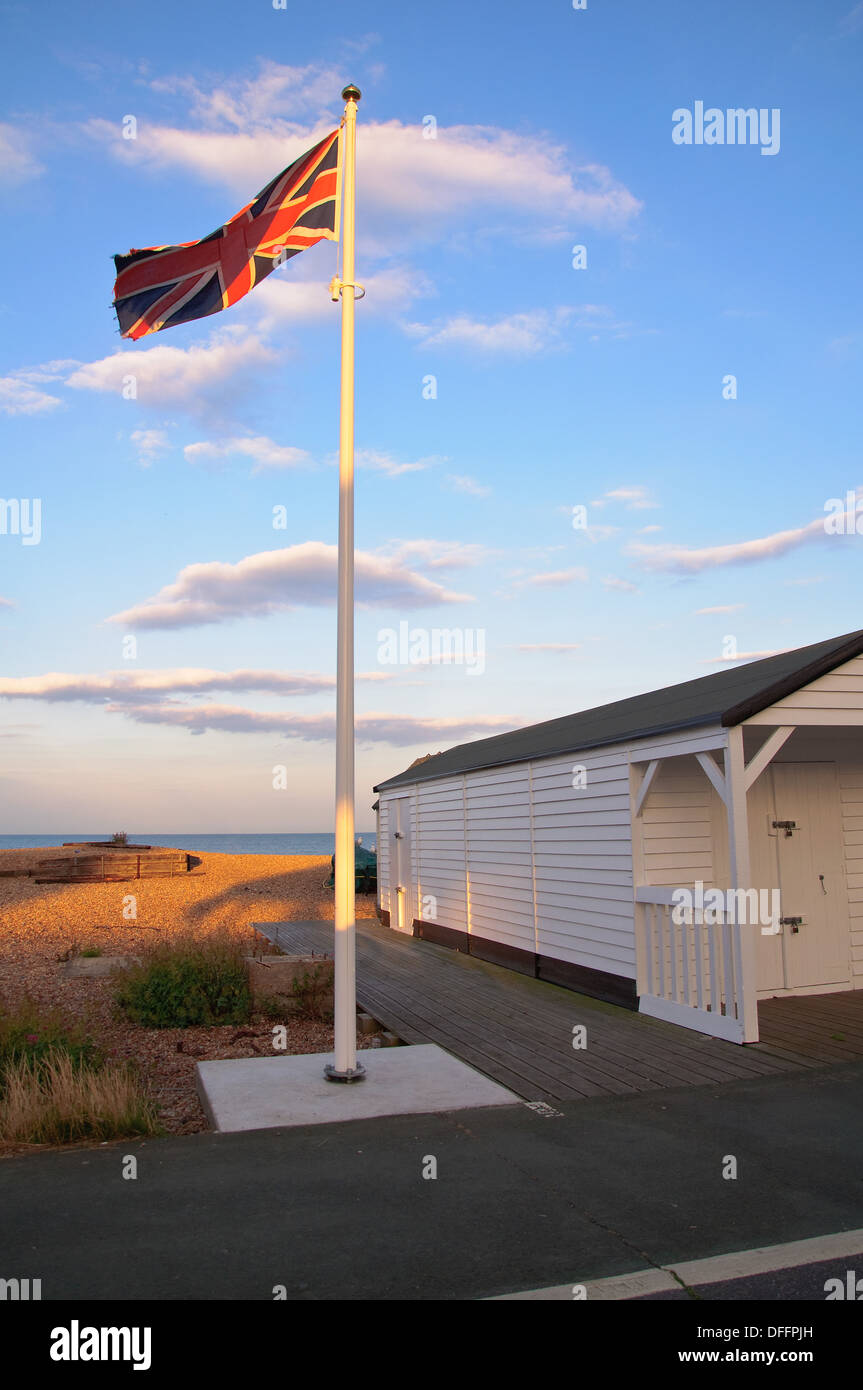 Anschluß-Markierungsfahne fliegen in der Nähe eine Strandhütte in Walmer, Kent Stockfoto